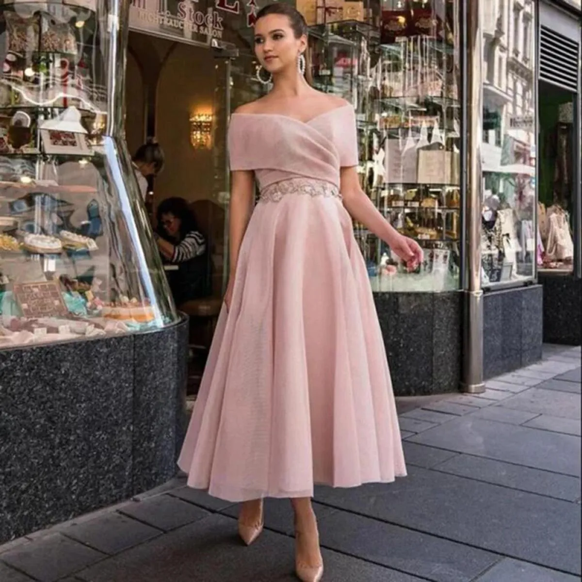 Abiti da sera formali eleganti con spalle scoperte rosa Appliques Cintura pieghettata Abiti da festa da ballo Lunghezza alla cav