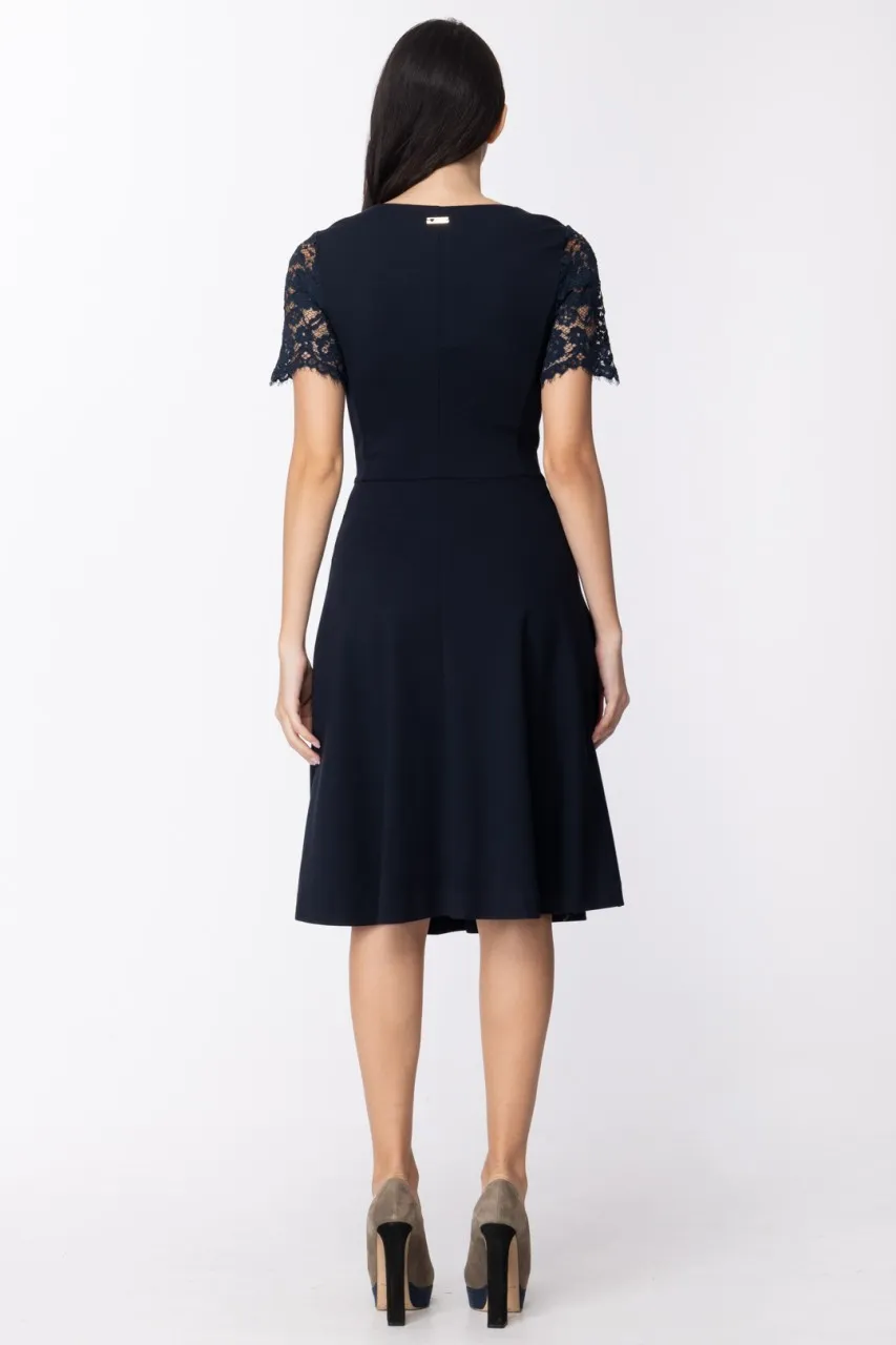 Abito con pizzo sulle spalle BLU INFINITO