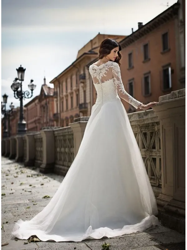 Abito da Sposa con corpetto in Pizzo gonna in Tulle vaporosa e Maniche di Pizzo
