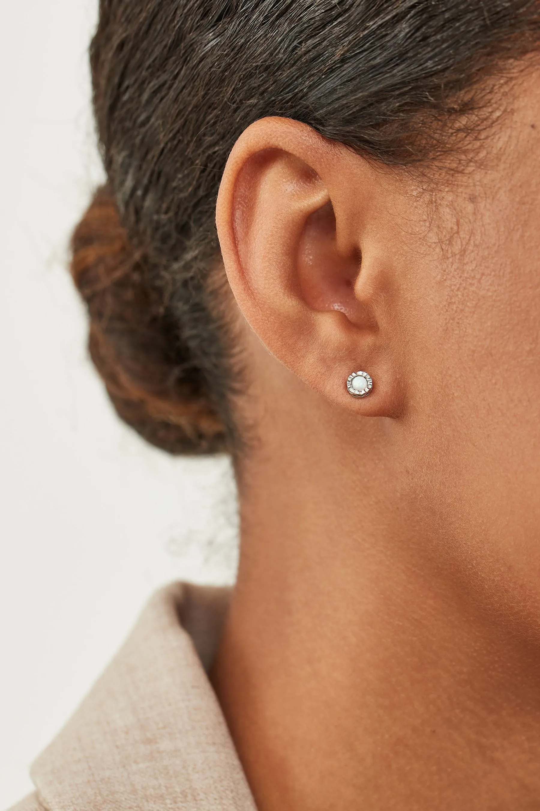 Argento sterling  - Orecchini a bottone con opale luccicante