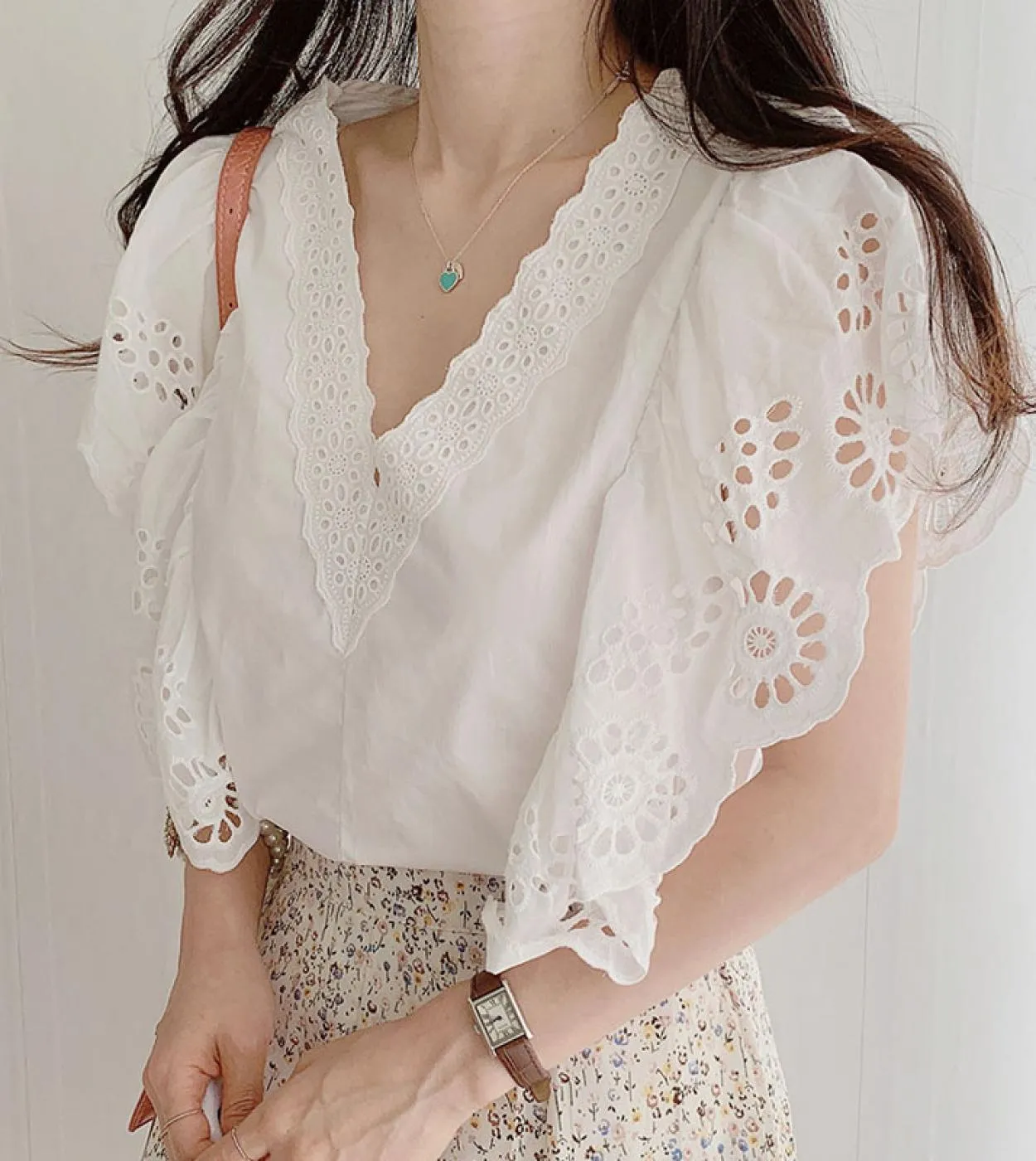 Camicetta da donna stile scava fuori maniche volanti top nuovo scollo a V profondo clavicola esposta eleganti cuciture in pizzo