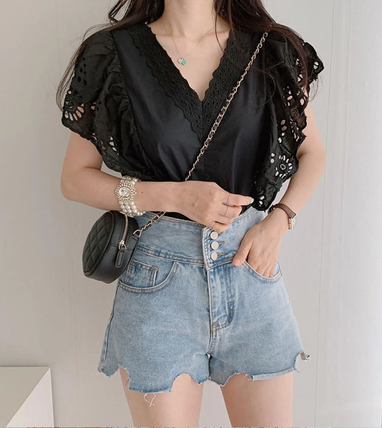 Camicetta da donna stile scava fuori maniche volanti top nuovo scollo a V profondo clavicola esposta eleganti cuciture in pizzo