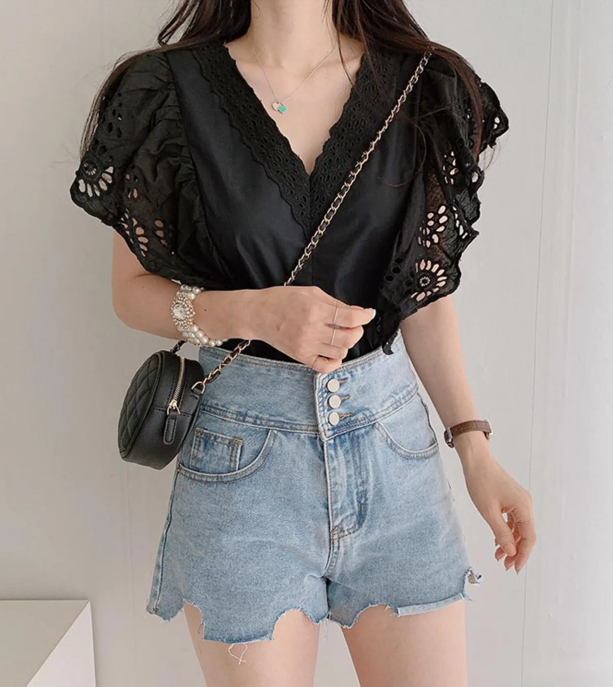 Camicetta da donna stile scava fuori maniche volanti top nuovo scollo a V profondo clavicola esposta eleganti cuciture in pizzo