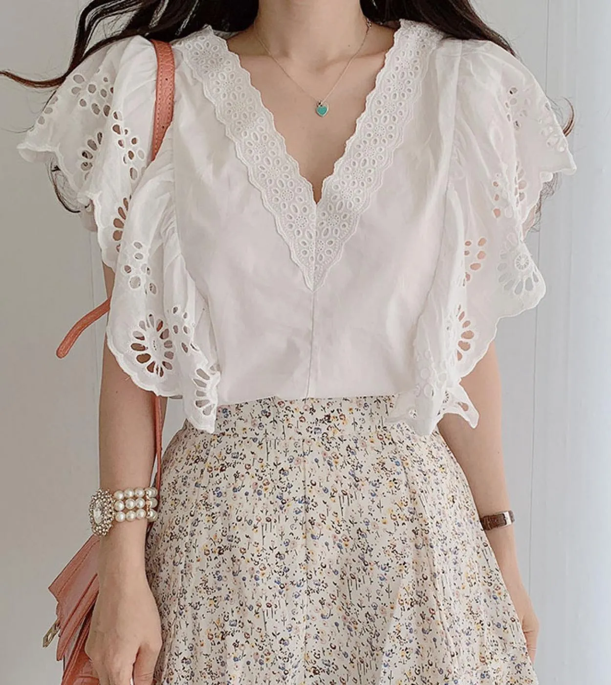 Camicetta da donna stile scava fuori maniche volanti top nuovo scollo a V profondo clavicola esposta eleganti cuciture in pizzo