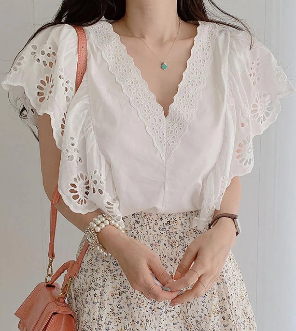 Camicetta da donna stile scava fuori maniche volanti top nuovo scollo a V profondo clavicola esposta eleganti cuciture in pizzo