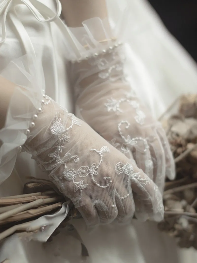 Eleganti abiti da sposa corti in pizzo con perline