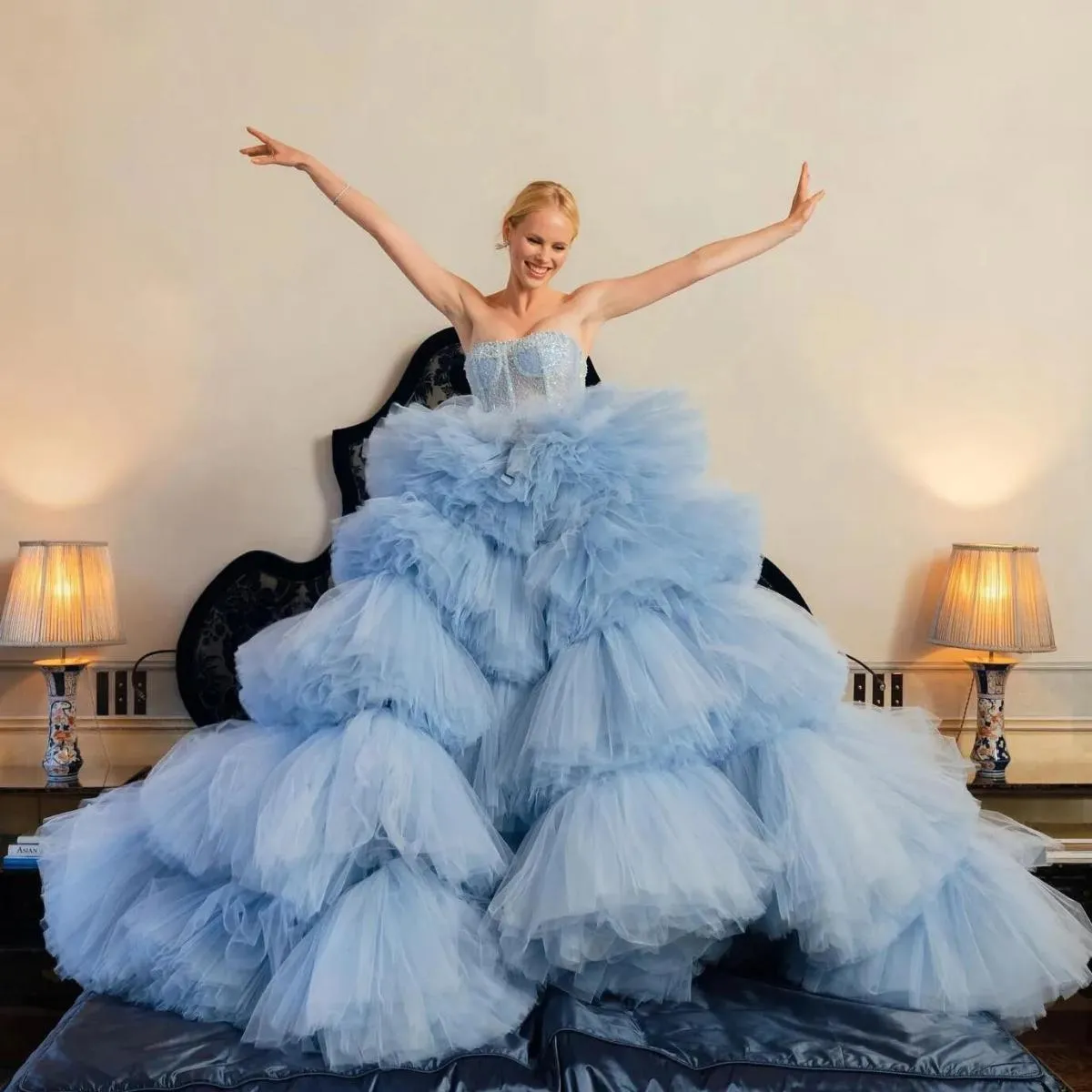 Lussuoso abito da ballo in tulle Abiti da festa Eleganti abiti da ballo senza spalline blu Layered Tulle Ruffles Servizio fotogr