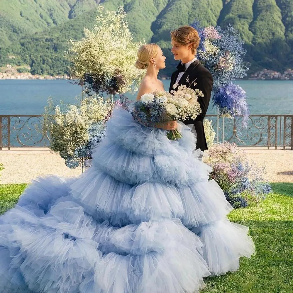 Lussuoso abito da ballo in tulle Abiti da festa Eleganti abiti da ballo senza spalline blu Layered Tulle Ruffles Servizio fotogr