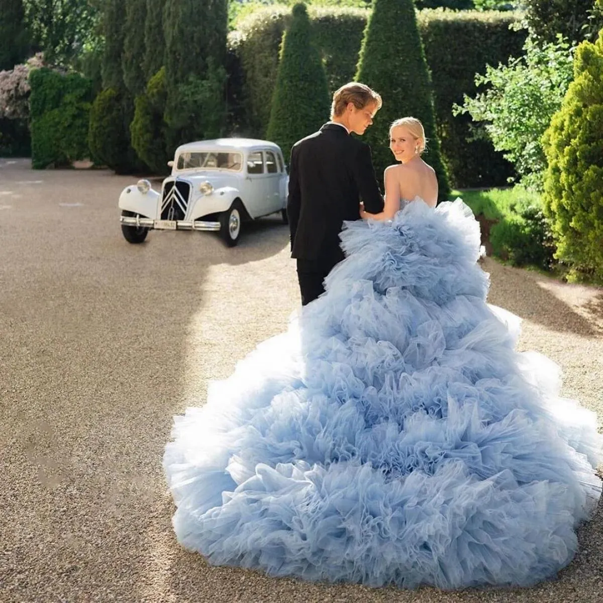 Lussuoso abito da ballo in tulle Abiti da festa Eleganti abiti da ballo senza spalline blu Layered Tulle Ruffles Servizio fotogr