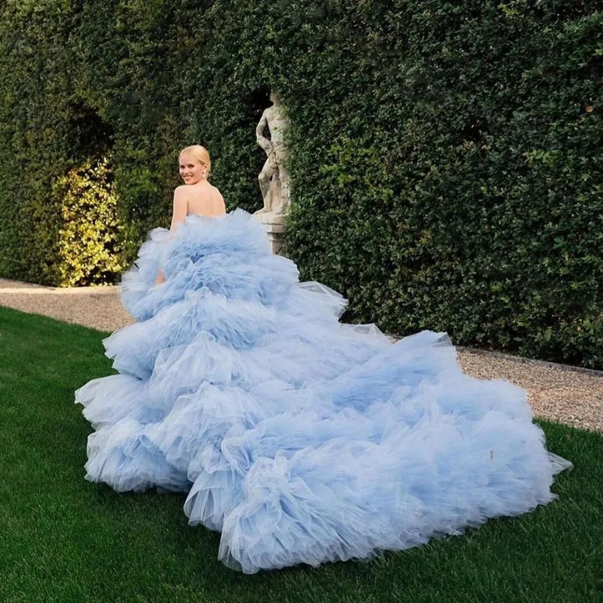 Lussuoso abito da ballo in tulle Abiti da festa Eleganti abiti da ballo senza spalline blu Layered Tulle Ruffles Servizio fotogr