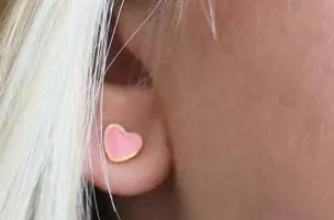 Mini orecchini a forma di cuore, colore rosa