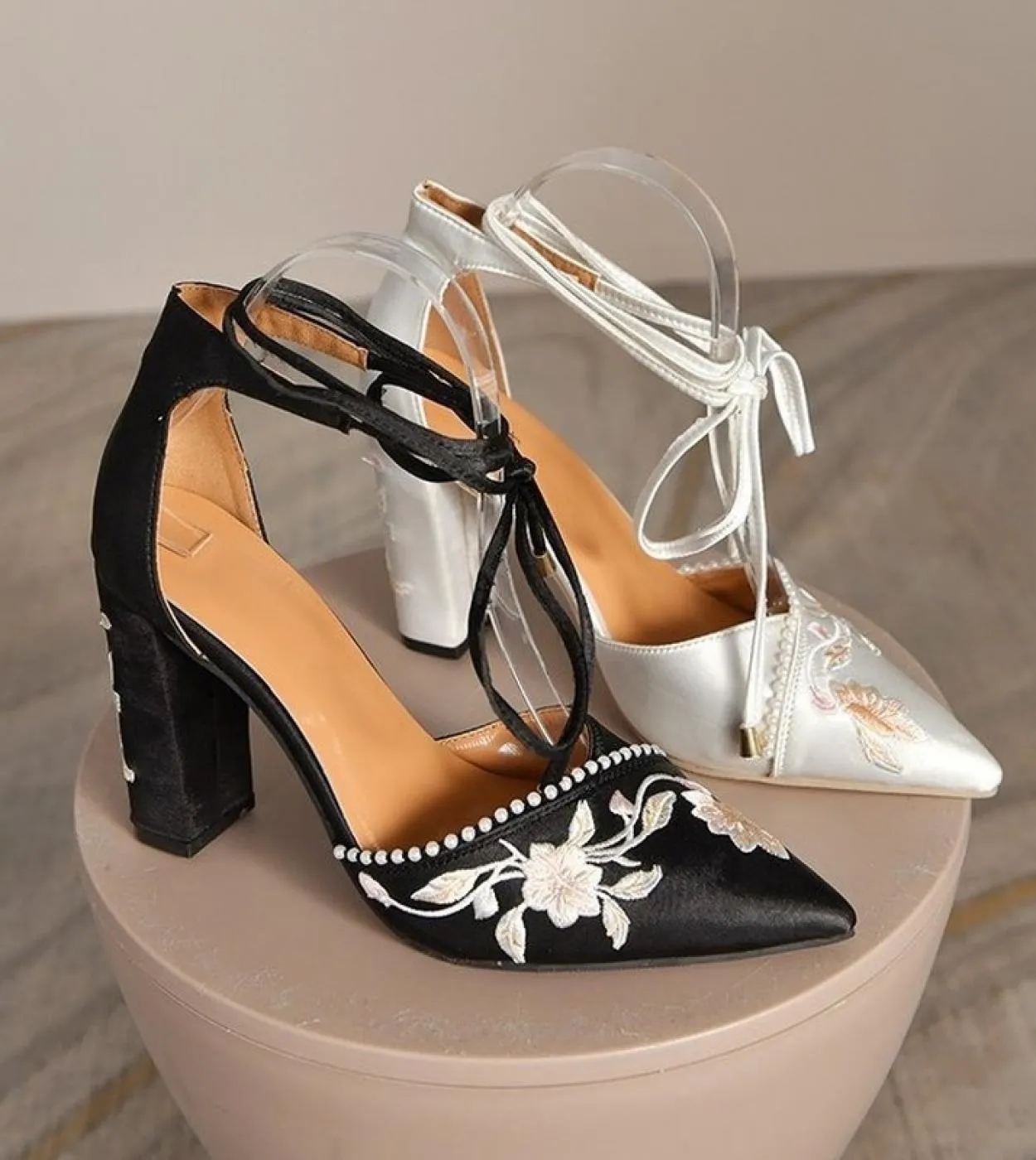 Scarpe da donna con tacco alto e tacco alto ricamato con cinturini alla caviglia taglia 43 tacchi alti