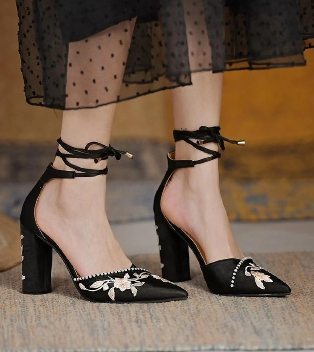 Scarpe da donna con tacco alto e tacco alto ricamato con cinturini alla caviglia taglia 43 tacchi alti