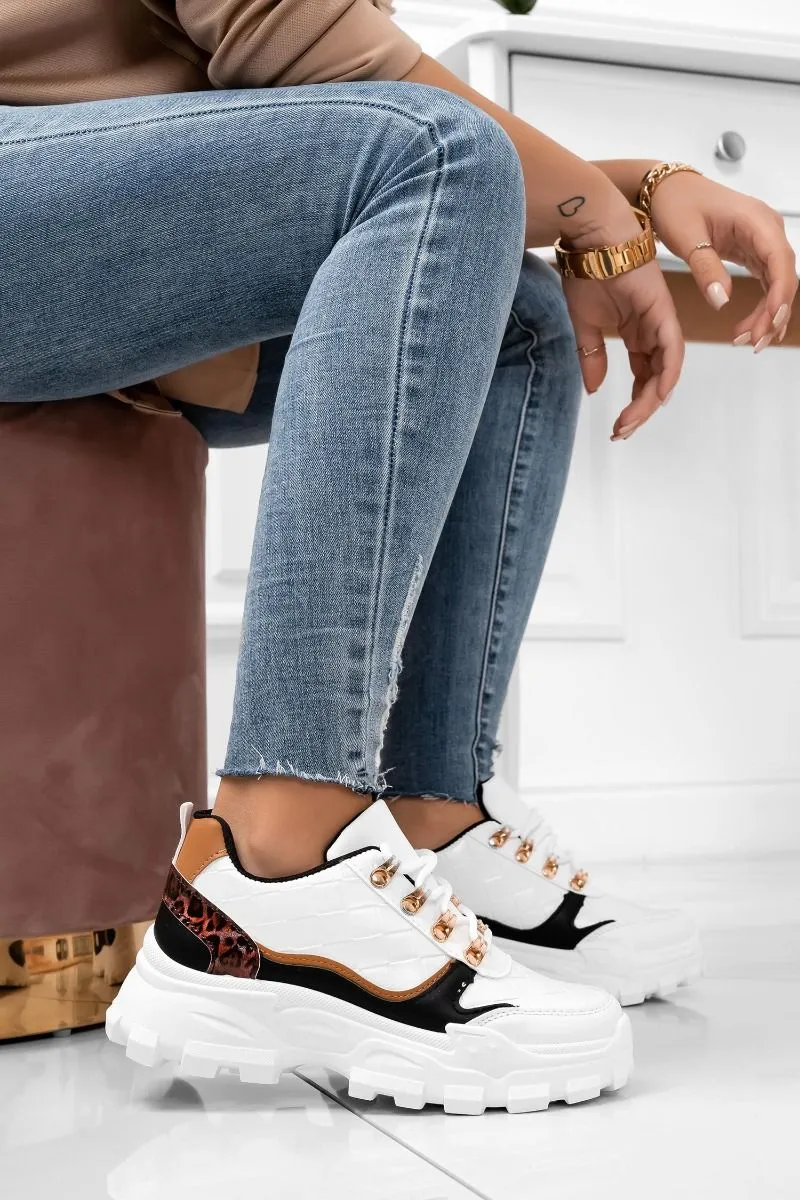 Sneakers bianche con inserti leopard e ganci oro